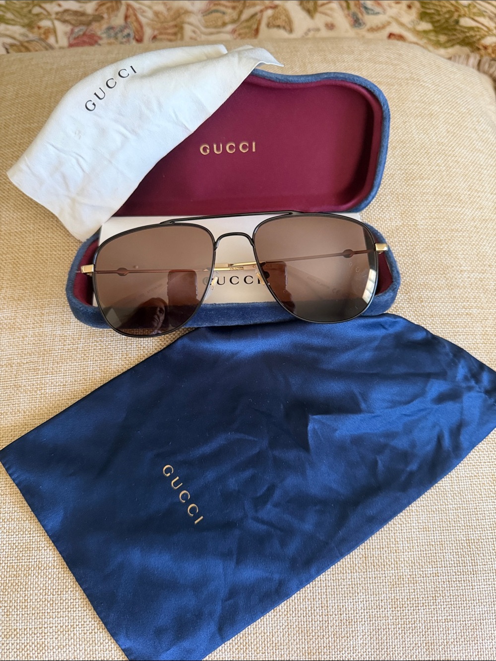 Gucci GG0514S aviator sunglasses!NIB/Unisex.
Gucci logo on lense & arms and Bee